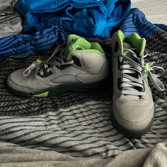 I’m selling air Jordan 5 retros the size is 8 mens basketball shoes - Picture 1 of 5